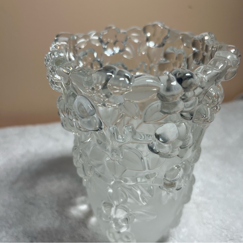 Mikasa Carmen SA 510/616 6.25" Crystal Glass Frosted Embossed Floral Vase In Box - Picture 3 of 11